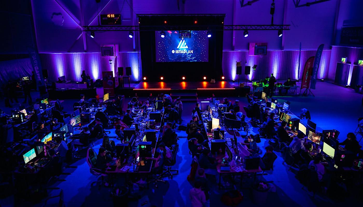 IstadLAN 2025 skapte en elektrisk atmosfære der gaming, konkurranser og fellesskap smeltet sammen. Foto: Istad Kraft IstadLAN 2025 skapte en elektrisk atmosfære der gaming, konkurranser og fellesskap smeltet sammen. Foto: Istad Kraft
